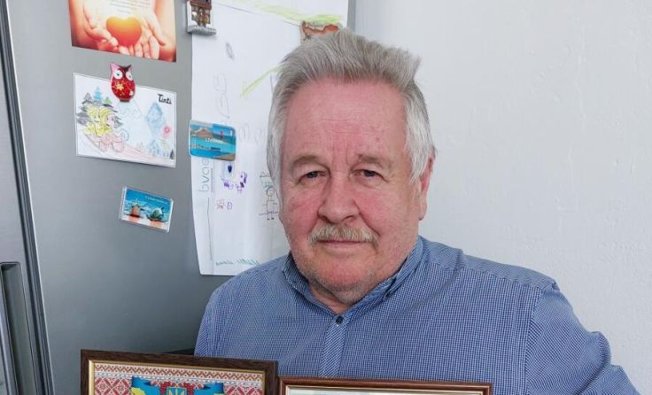 Josef Scheiblehner mit ukrainischen Dankesurkunden (Foto: hola)