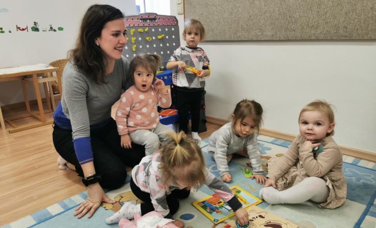 Tagesmutter Sarah Schaufler mit ihren Schützlingen (Foto: Gemeinde)