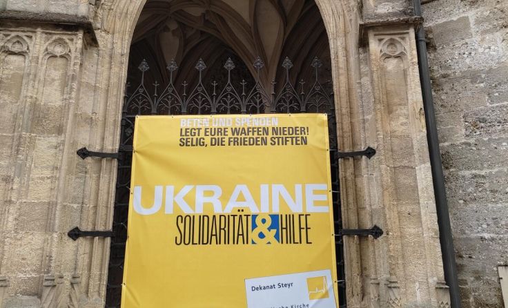 Transparente an den Steyrer Kirchen bekunden Solidarität. (Foto: K. Ramsmaier)