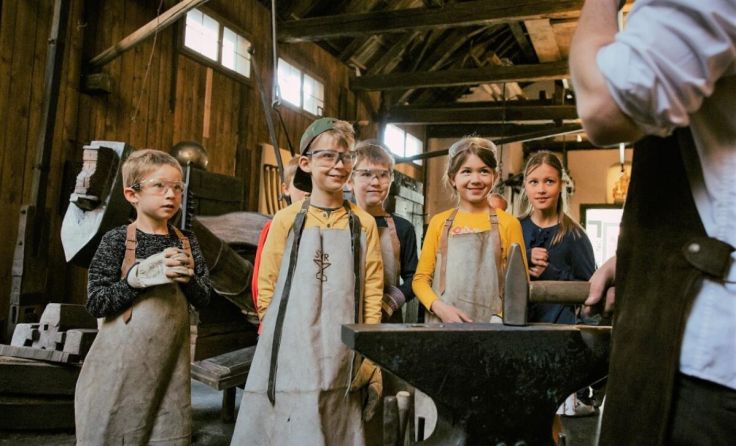 Bei der Eröffnung ist die historische Schmiede in Betrieb. (Foto: Helena Wimmer)