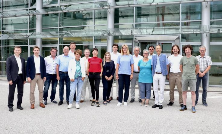 Teilnehmer nach dem „Runden Tisch“ im Technologie-Zentrum TIC. (Foto: Klaus Mader)