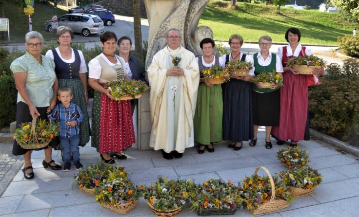 Kaplan Andreas mit Mitgliedern der Katholischen Frauenbewegung (Foto: Karl Brandstetter)