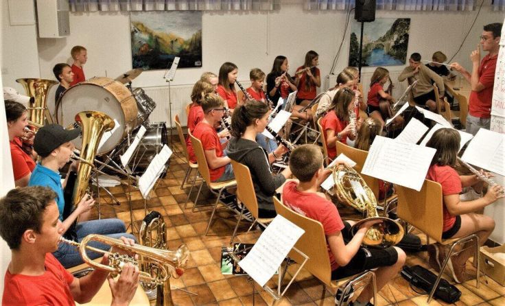 Dominik Gaßner dirigierte seine jungen Mitmusiker. (Foto: MV Behamberg)