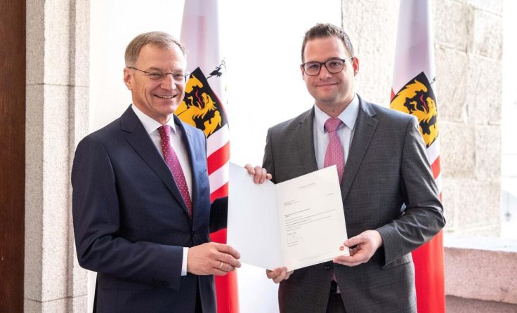 LH Thomas Stelzer mit Thomas Asanger (r.) (Foto: Land OÖ)