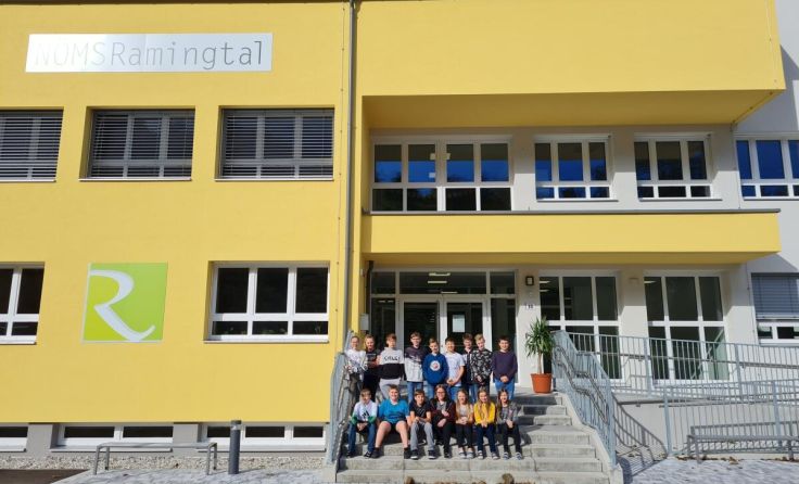 Die 3a der MS Ramingtal vor dem rundum sanierten Schulgebäude (Foto: Ehegartner)