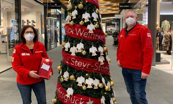 Kornelia und Ronald Freudenthaller beim Schmücken des Weihnachtswunschbaumes (Foto: OÖRK)