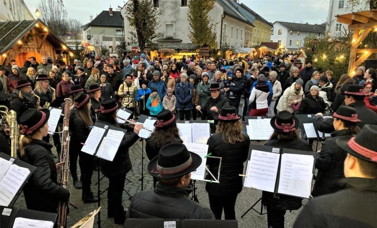 Marktmusikkapelle konzertierte am Platzl. (Foto: Garstner Advent)