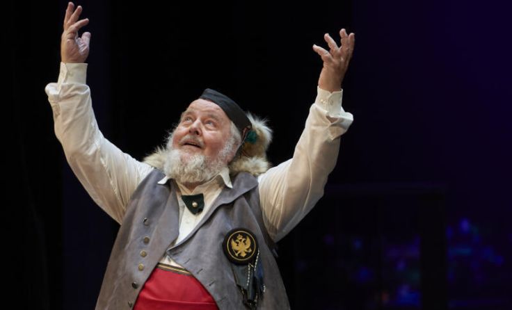 Burgschauspieler Hermann Scheidleder als Njegus in "Die Lustige Witwe" 2022 (Foto: Holnsteiner)