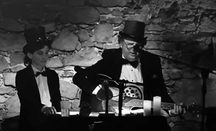 Autorin Katharina Hadinger und Gitarrist Robert Gradauer (Foto: Hofmüller)
