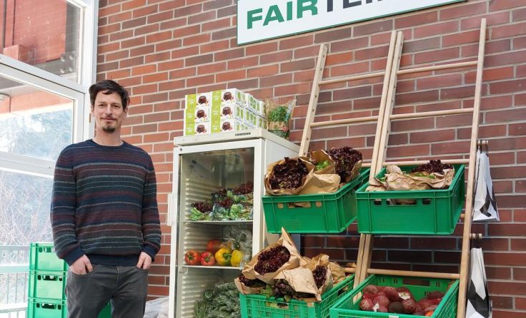 Stephan Rosinger beim neuen "Fairteiler" im MAW-Eingangsbereich (Foto: hola)
