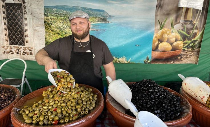 Mitte April gibt es auf dem Stadtplatz wieder Produkte aus Italien zu kaufen. (Foto: privat)