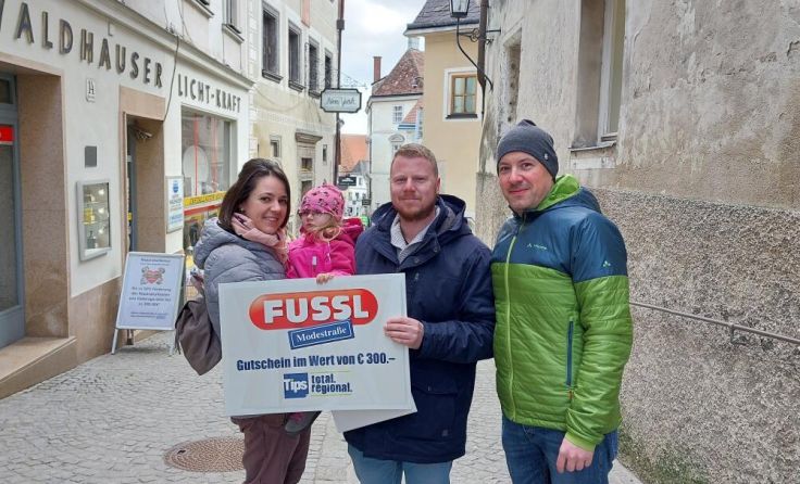 Familie Gelbenegger mit Tips-Redakteur Robert Hofer am Steyrer Pfarrberg (re. außen) (Foto: hola)
