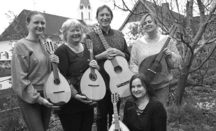 Das Mandolinen-Ensemble Cordafina rund um Marion Schörkl (vorne) (Foto: privat)
