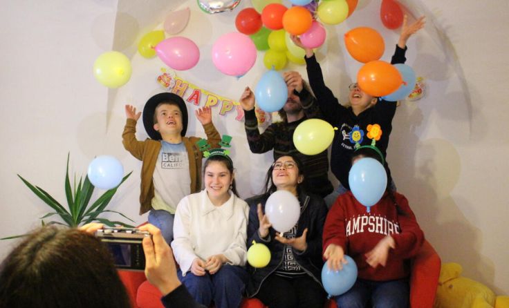 Das rote Sofa ist Markenzeichen des JUZ Gewölbe. (Foto: JUZ Gewölbe)