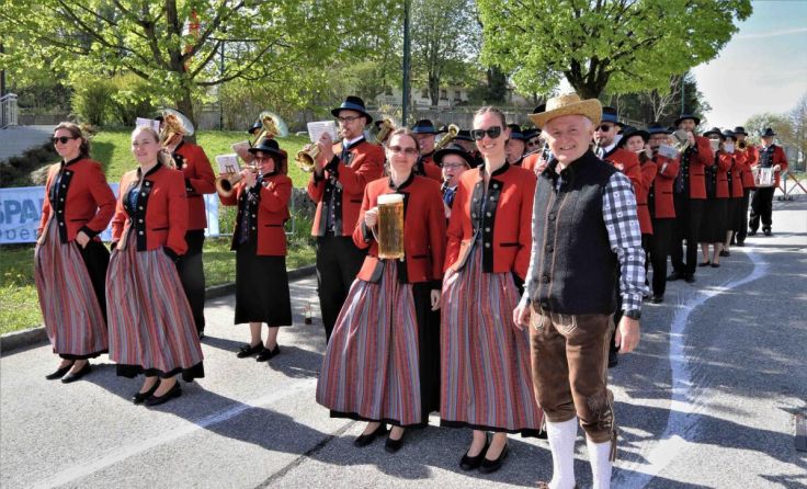 Bürgermeister Karl Josef Stegh versorgt den MV Wachtberg mit Bier. (Foto: Franz Putz)