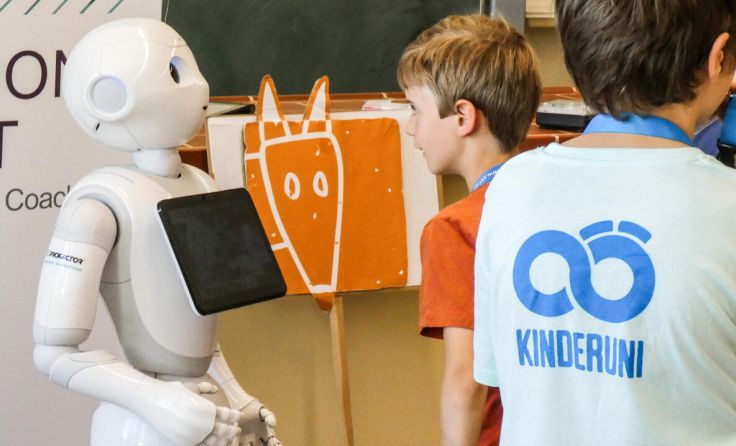 Roboter Pepper ist bei der KinderUni Ennstal mit dabei. (Foto: KinderUni OÖ)