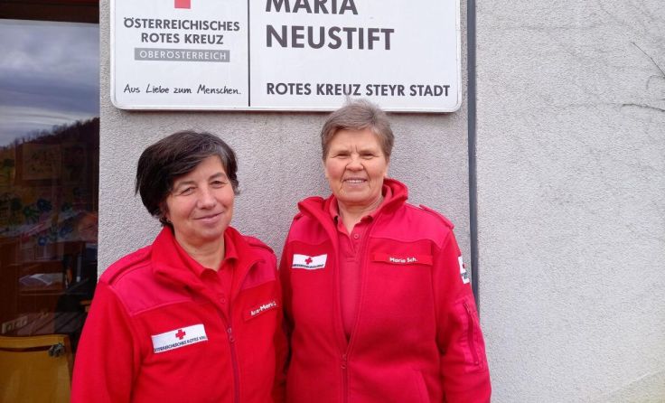 Anni Gelbenegger und Maria Schweighuber sind in der Tagesheimstätte engagiert. (Foto: Rotes Kreuz)