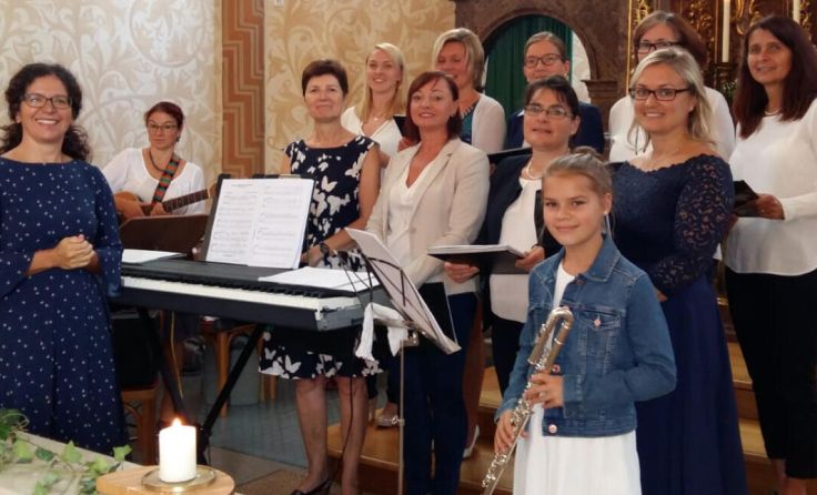Chor Vocabella mit der Leiterin Marion Ahamer (li.) (Foto: privat)