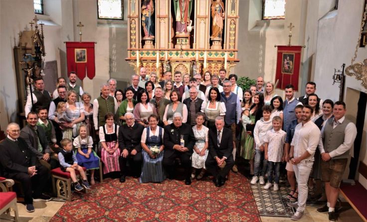 Die Jubelpaare mit Kindern, Schwieger-, Enkel- und Urenkelkindern (Foto: Franz Putz)