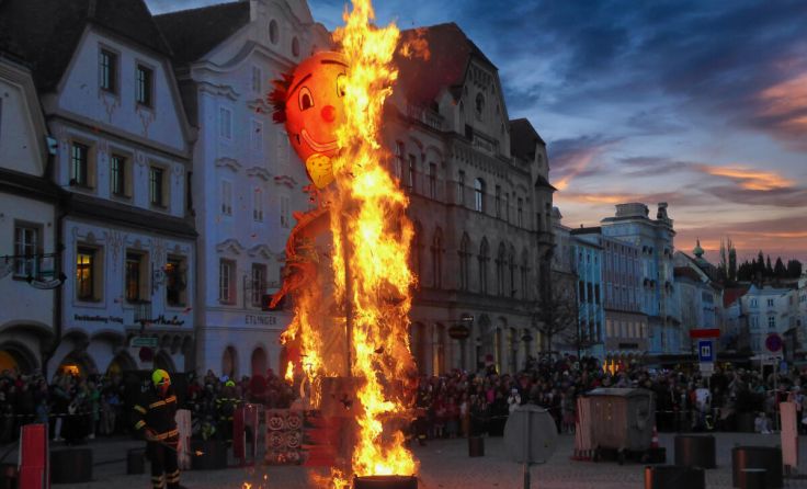 Faschingsverbrennen auf dem Steyrer Stadtplatz (Foto: Gerald Kapfer)