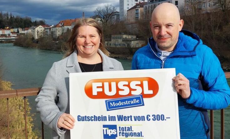 Tips-Redakteur Robert Hofer überreichte 300-Euro-Modegutschein an Sabine Spanring. (Foto: hola)