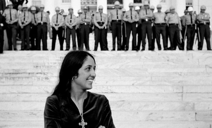 Die Musikerin Joan Baez beeinflusste Generationen. (Foto: Alamode Film)