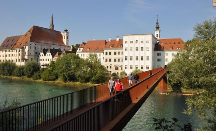 Die Antirutsch-Beschichtung auf dem Ennssteg wird erneuert. (Foto: Magistrat/Presse)