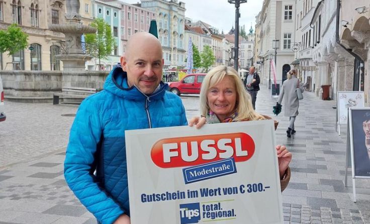 Tips-Redakteur Robert Hofer übergab Fussl-Gutschein an Frieda Kornberger. (Foto: hola)