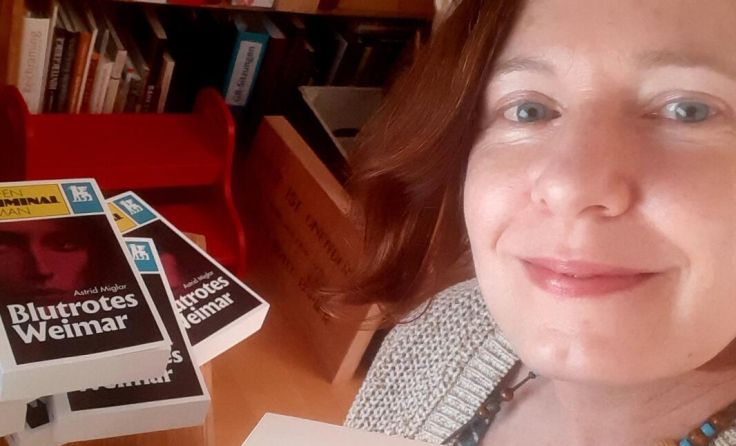 Astrid Miglar mit ihrem pressfrischen Werk (Foto: privat)