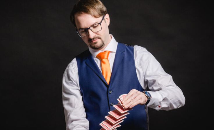 Harry Fontaine begeistert mit Kartenmagie. (Foto: Rainer Benatzky)