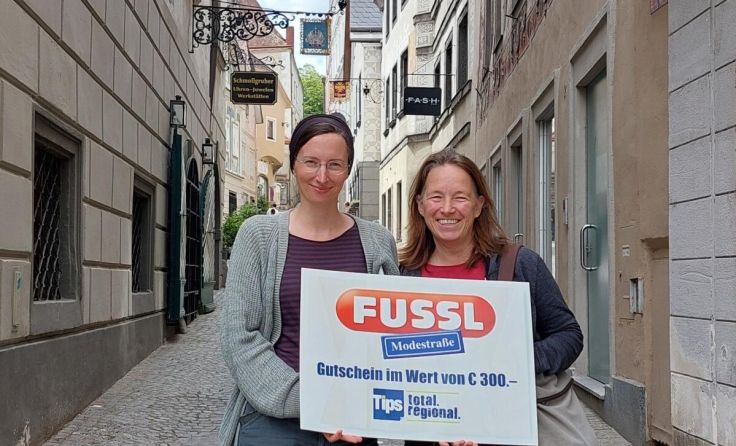 Manuela Nöhammer (r.) bekam Fussl-Gutschein überreicht. (Foto: Hofer)