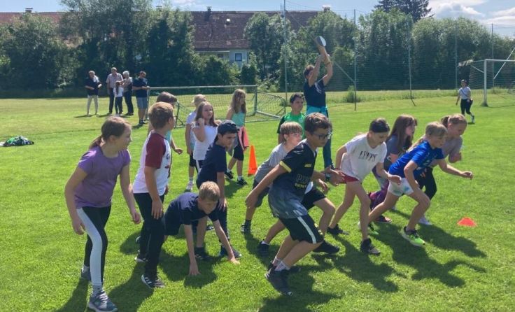 Die Schüler liefen viele Runden auf dem Sportplatz bei der Turnhalle in Gleink. (Foto: VS Gleink)