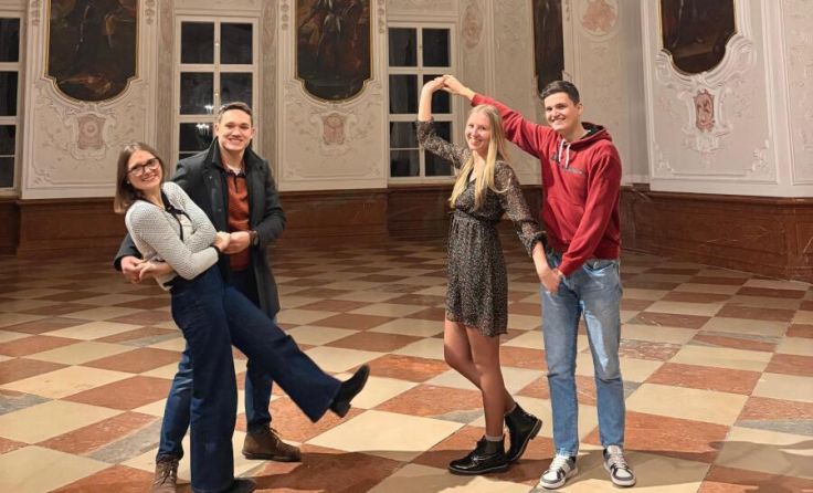 Ein junges Team steht hinter den Vorbereitungen zu dem besonderen Ball. (Foto: Treffpunkt Benedikt)