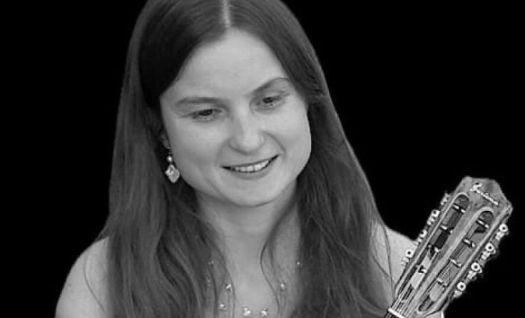 Marion Schörkl bringt Interessierten das Spiel mit der Mandoline näher. (Foto: privat)