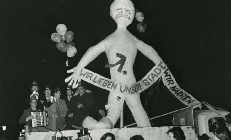 Faschingsverbrennen auf dem Steyrer Stadtplatz im Jahr 1977. (Foto: Stadtarchiv Steyr)