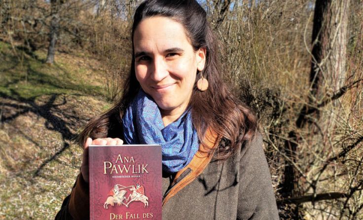 Ana Pawlik mit ihrem druckfrischen Werk (Foto: privat)