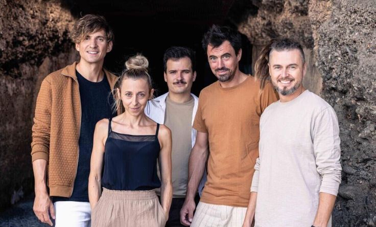 Das Quintett gastiert im Haus der Dorfgemeinschaft. (Foto: Artofmomentsfotografie)