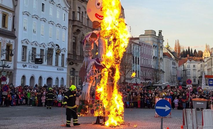 Auf dem Steyrer Stadtplatz geht eine Strohfigur in Flammen auf. (Foto: Magistrat Steyr)