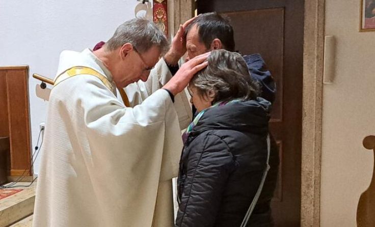 Pater Daniel freut sich über viele Paare, die zur Segnung kommen. (Foto: Rapperstorfer)