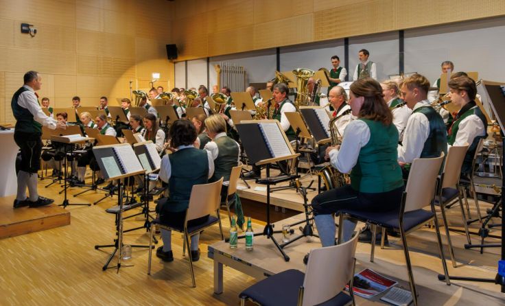 Kapellmeister Karlheinz Kieweg dirigiert den Musikverein Aschach. (Foto: Leopold Ziebermayr)