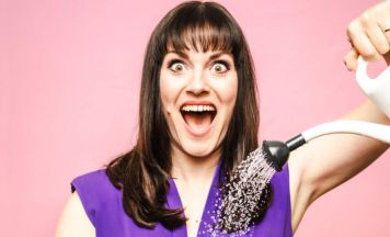 Katie La Folle zieht im Akku alle Humor-Register