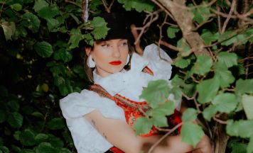 Dialekt-Wucht Anna Buchegger im Röda