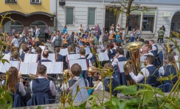 Maibaumaufstellen in Kirchdorf