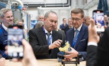 Bayrischer Staatsminister zu Besuch im Steyrer BMW-Werk