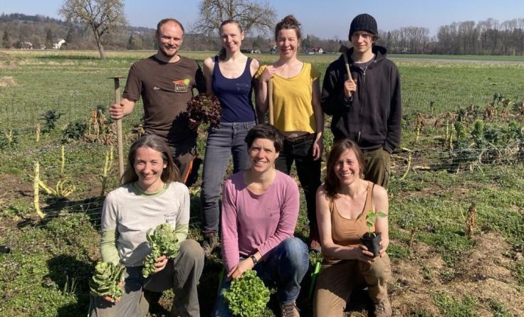 Das Team von Krünzeug präsentiert seine Jungpflanzen. (Foto: Krünzeug)