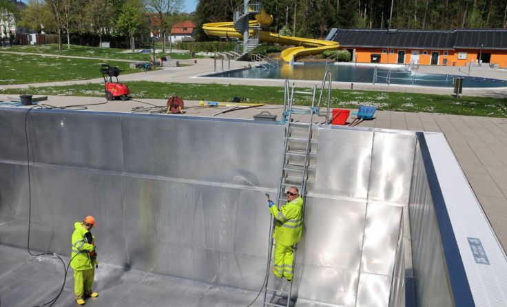 Die Schwimmbecken werden aktuell für die Badesaison vorbereitet. (Foto: Gerhard Hütmeyer)