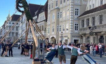 Freiwillige Feuerwehr stellte Maibaum auf dem Stadtplatz auf 
