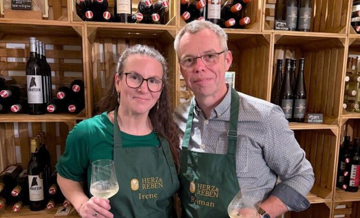 Irene und Roman Grimus bitten zum ersten Winzerstammtisch. (Foto: Peter Sommer Fotopress)