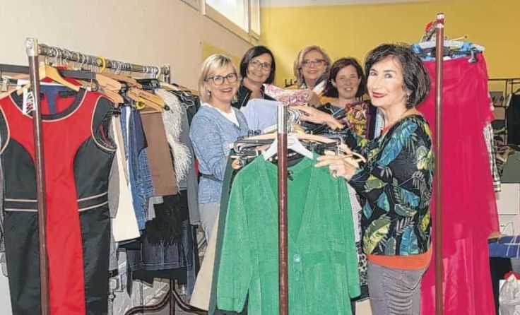 Soroptimist-Clubschwestern beim Sortieren und Anprobieren (Foto: Soroptimist Club Steyr)