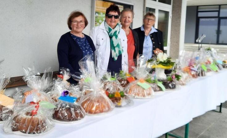 Der Kirchenchor Inzersdorf freut sich über viele Gäste beim Guglhupf-Stand. (Foto: privat)
